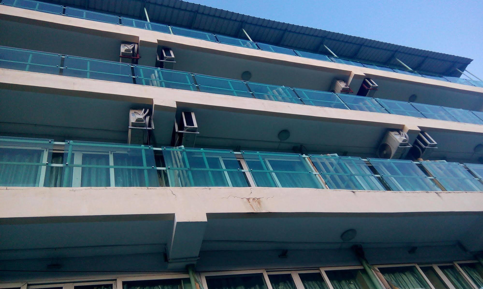 Hypertek Hotel Grand Baie Exterior photo